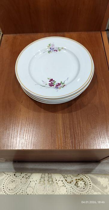 Посуда тарелки маленькие.