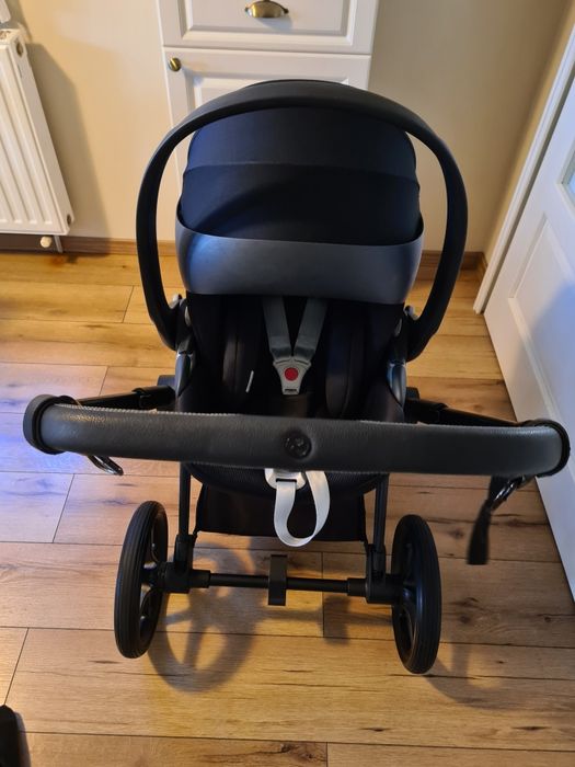 Cybex Priam Platinum 4.0 cu cadru negru mart si scoica Cloud T+ i size