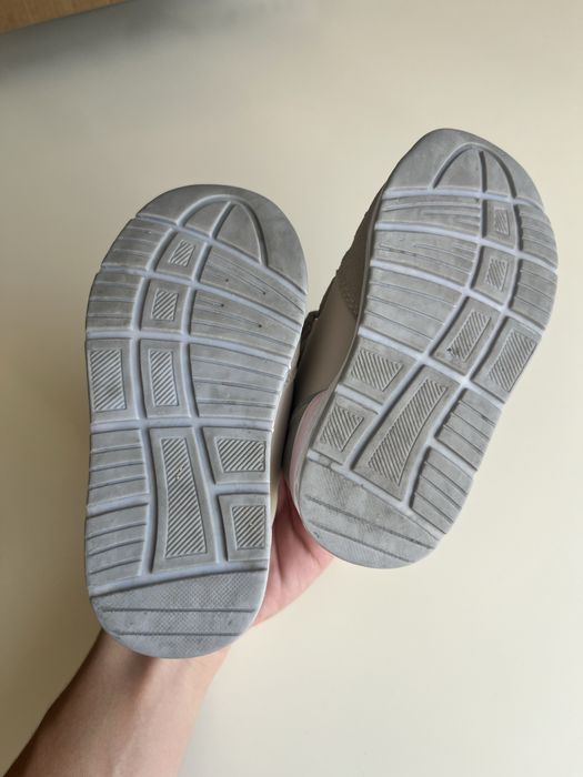 Продам детские кроссовки