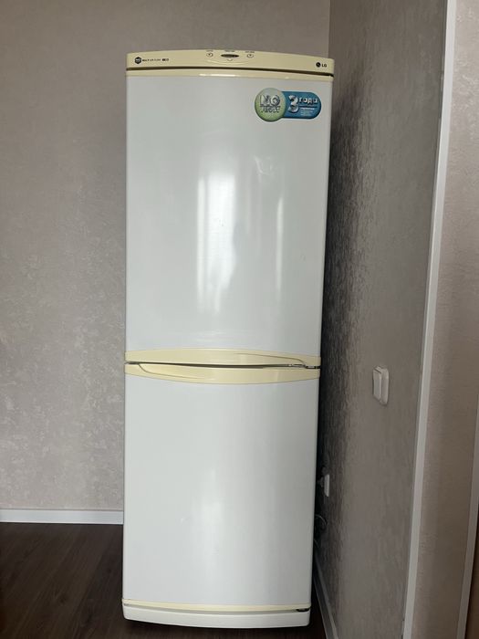 Продам Холодильник LG