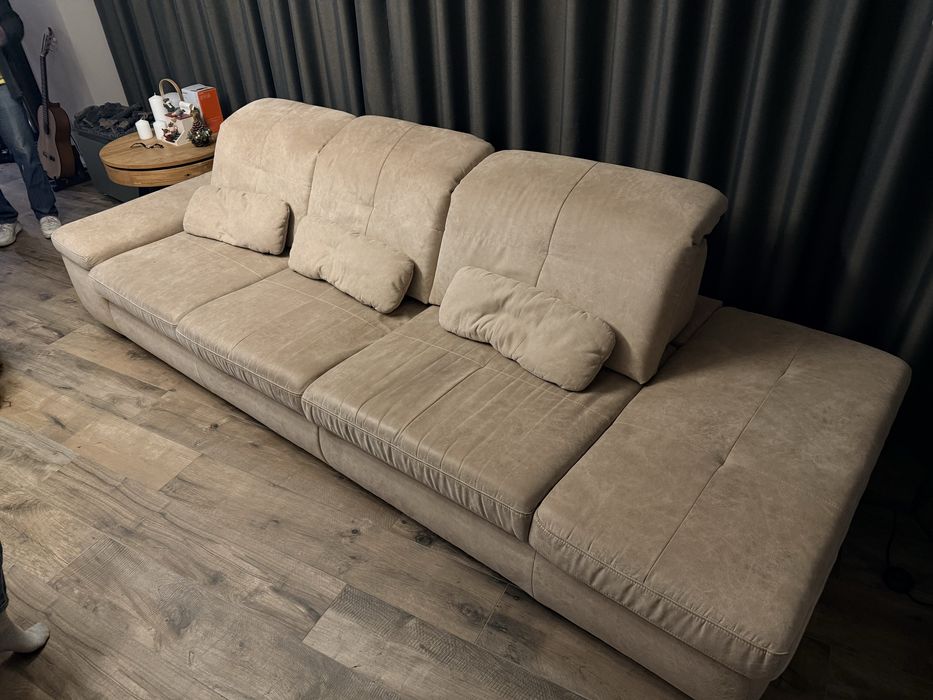 Диван с променлива дълбочина на седене и ракла.