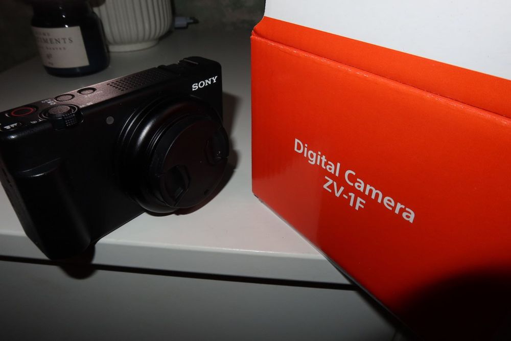 Sony ZV-1F с гаранция, в отлично състояние