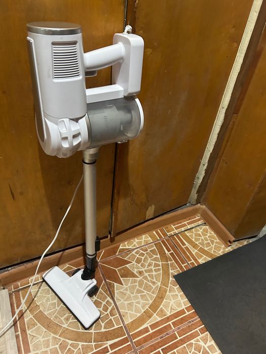 Пылесос вертикальный ручной