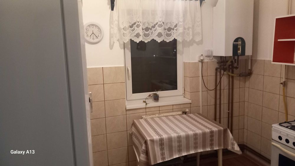 De închiriat apartament cu 3 camere pe strada Cernatului