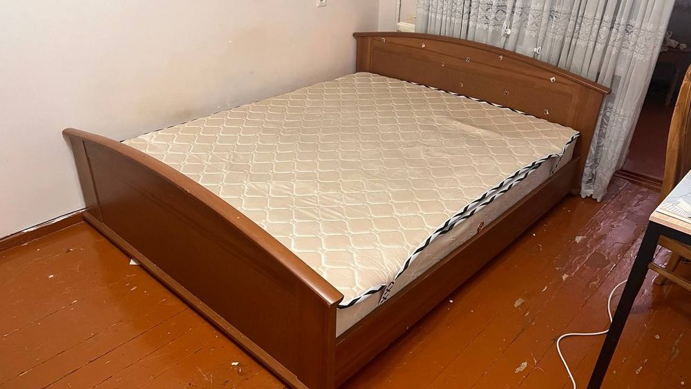 Продаём кровать  с матрасом и 2 кресла