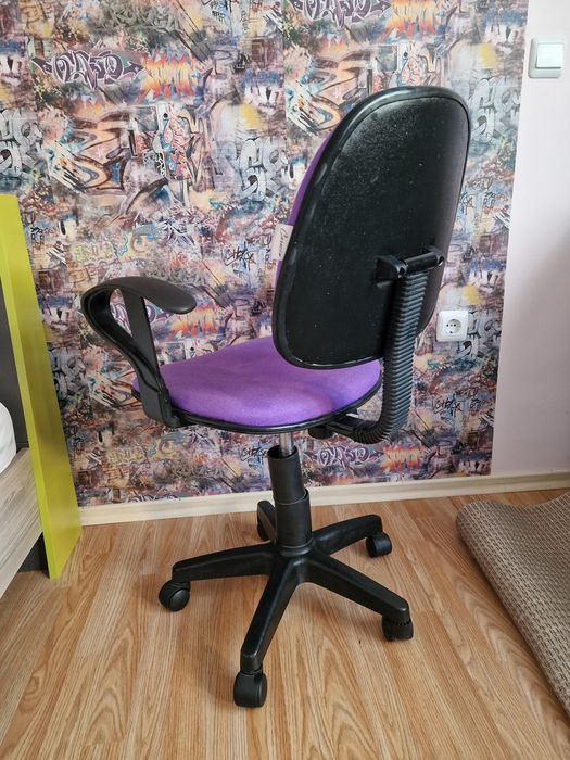 Стол на колелца с облегалка