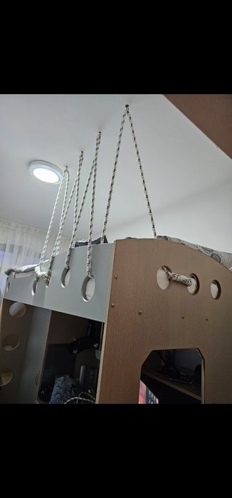 Двуетажно легло с бюро