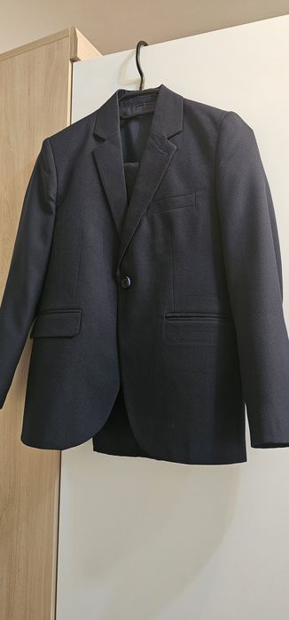 Vând costum băieți