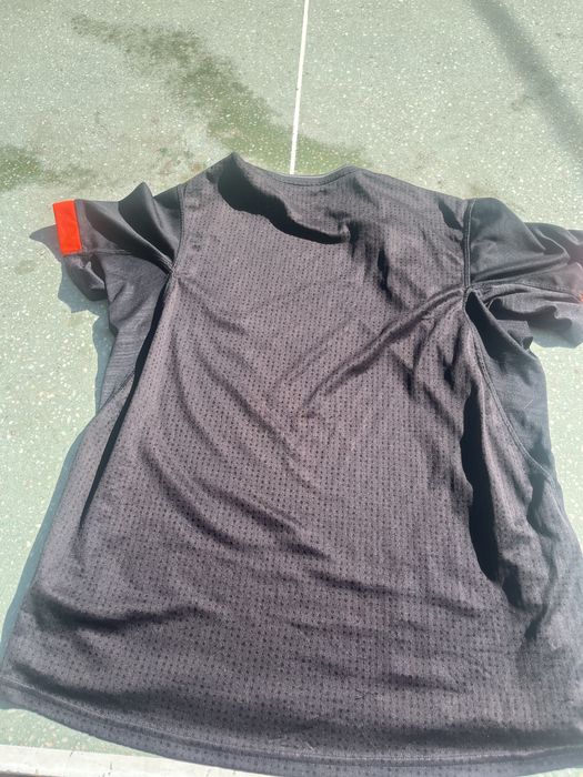 Adidas черна тениска с оранжеви ивици , направена за спорт