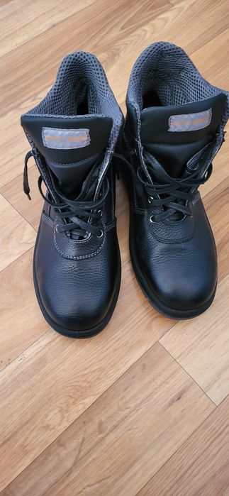 Специальная ботинка для работы