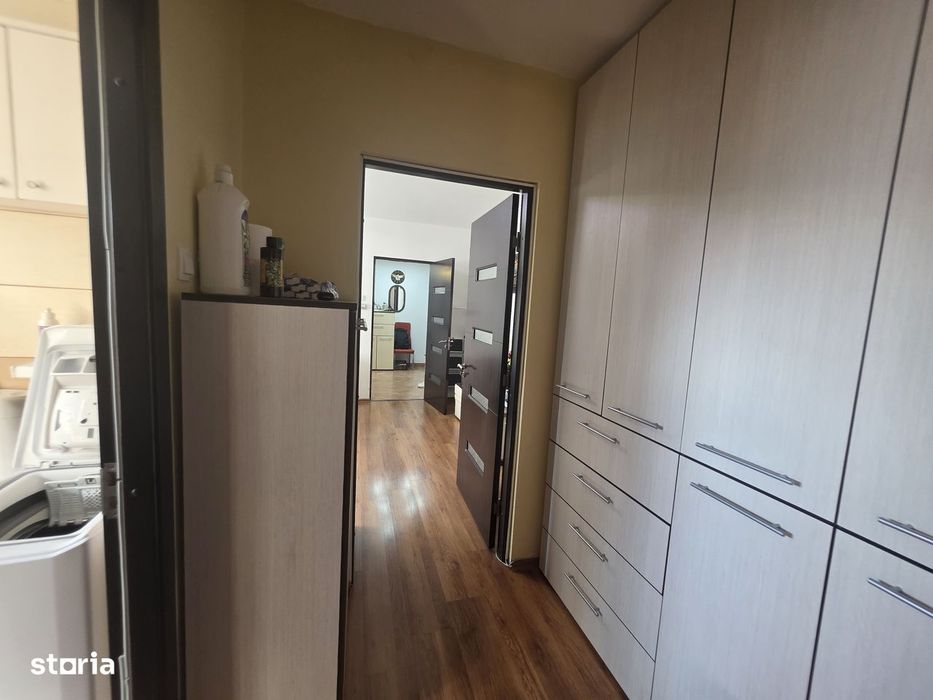 Vand 2 camere zona Astra cu vedere spre Tampa si aer conditionat