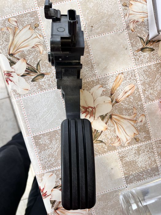 Pedala acceleratie renault megane 3-1.6 dci,an 2012