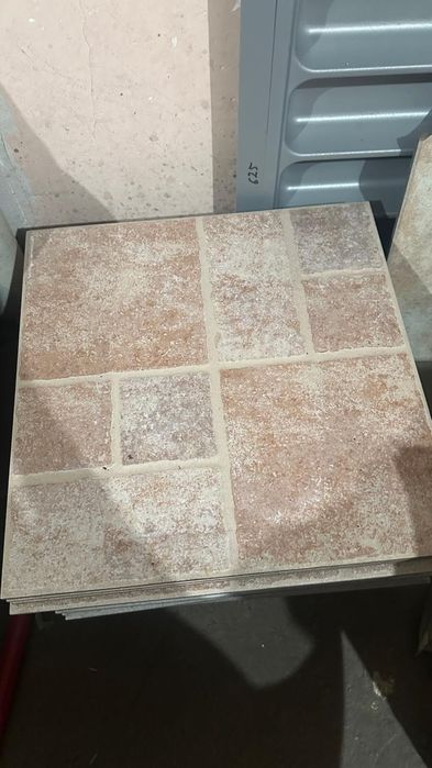 Продам плитку напольную размер 40×40