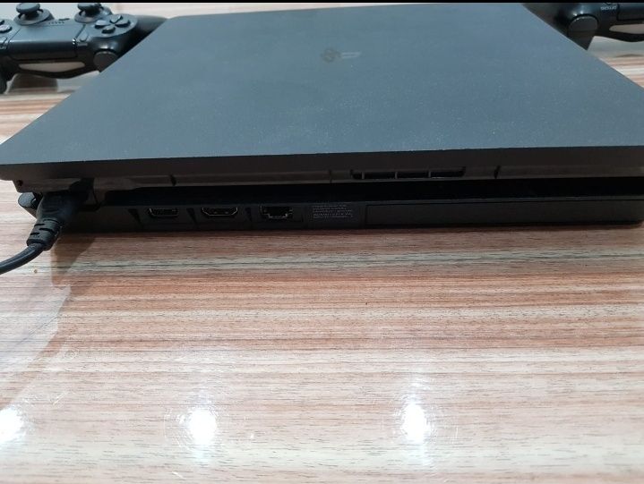 PlayStation 4 - отличное состояние + игры + 2 геймпада