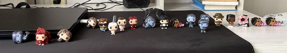 Продам  Фигурки Очень странные дела с киндера.