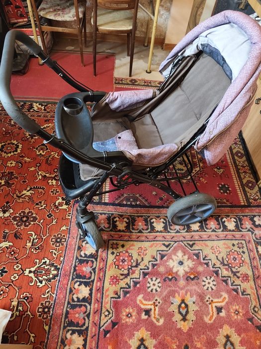 Продаётся коляска состояние смотрите по фото.