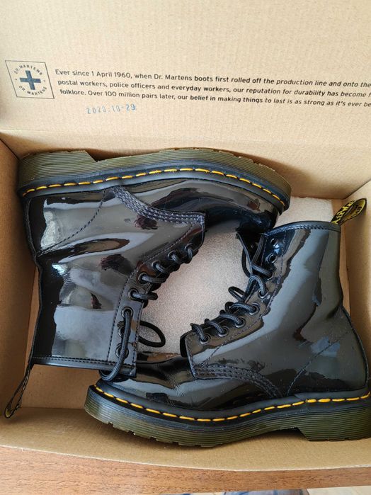 Дамски лачени кубинки Dr. Martens