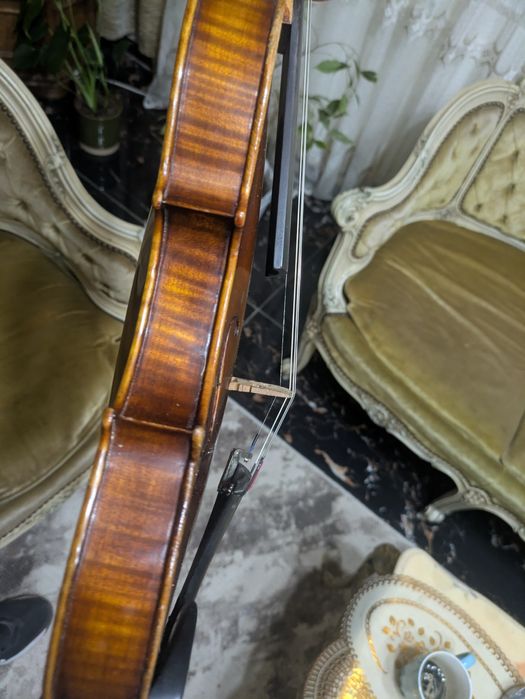 De vânzare o vioară veche deosebit de frumoasă în stare perfecta