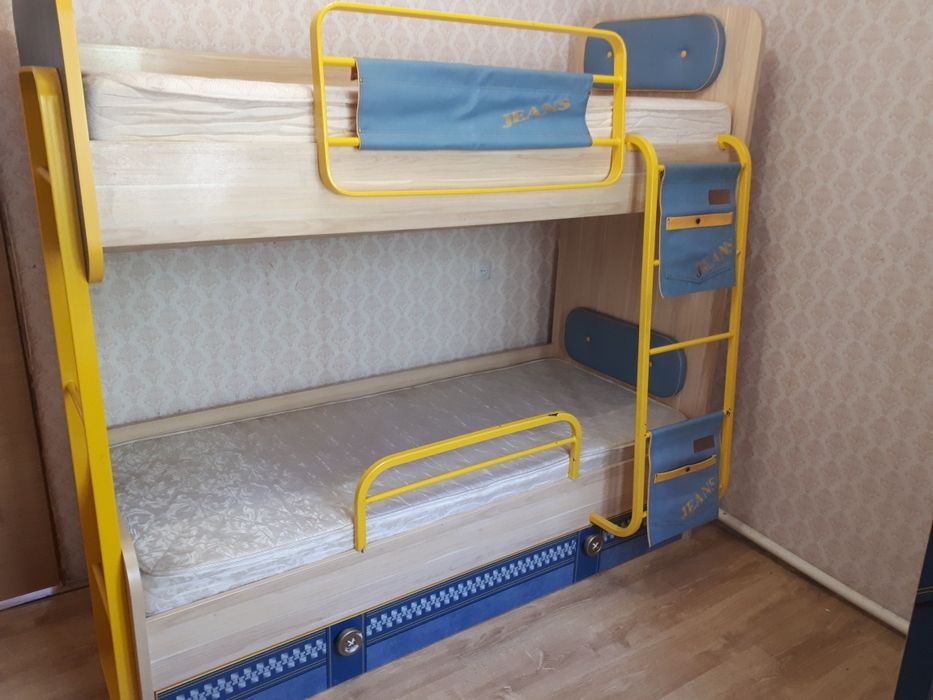 Двух ярусная кровать и комплект  мебели.