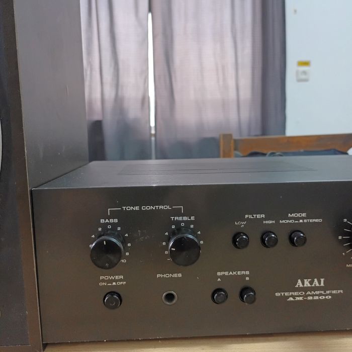 Boxe Universum LED 1500 și amplificator Akai AM 2200