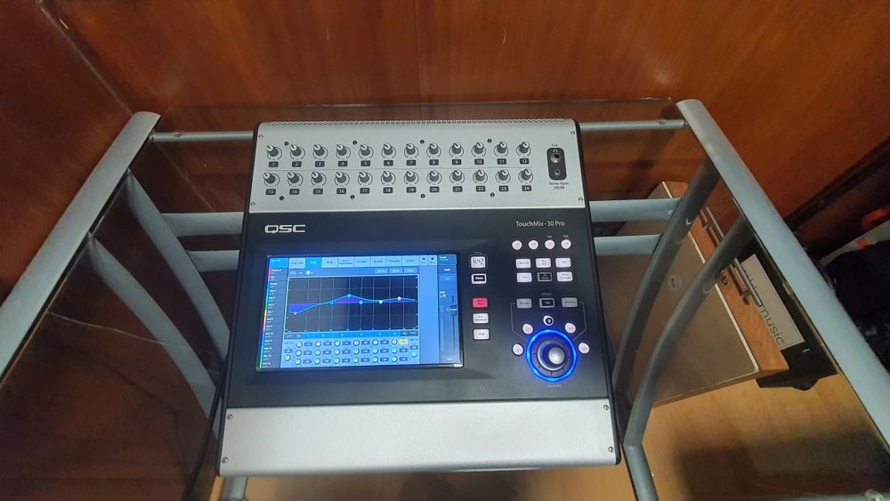 Mixer digital impecabil + Tableta IPAD, QSC TOUCHMIX 30