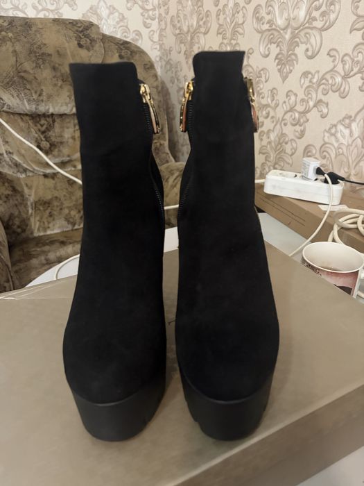 Новые сапоги продам 36 размер