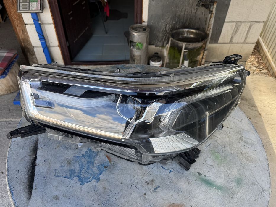Far stanga Toyota Hilux 2019-2023 invincible 2021 ureche rupta