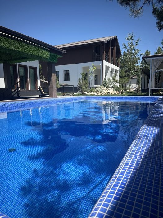 Продается свой новый дом-дача с зимним и летним бассейнами