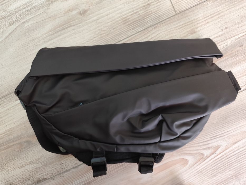 Черна спортна чантичка за кръст / гръб