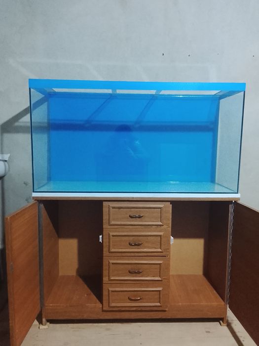 Yangi akvarium sotiladi