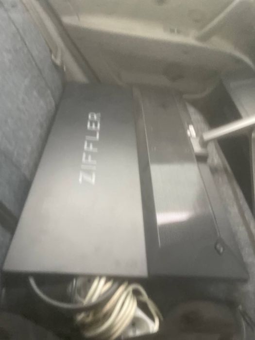 Стол кресло и компьютер