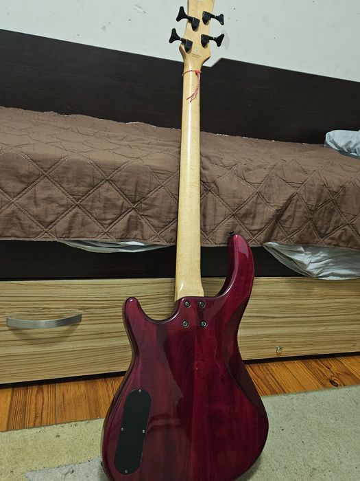 Бас китара Dean edge Q1