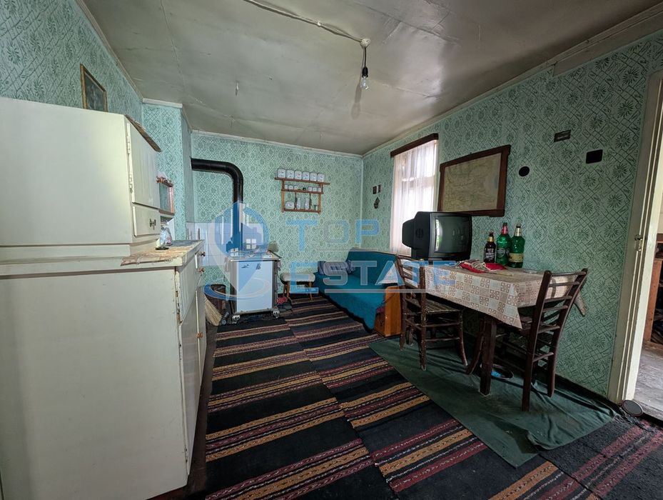 Двуетажна тухлена къща в близост до град Плачковци