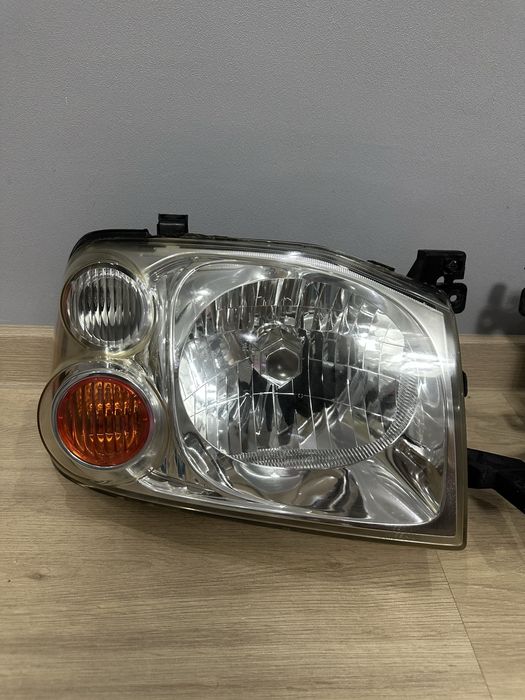 Фары на Nissan Navara