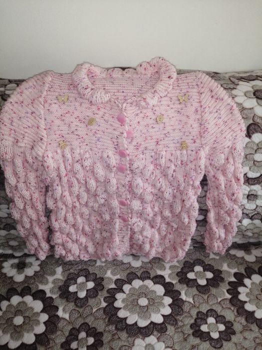 Плетена детска жилетка