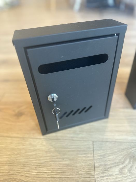 Продавам два броя пощенски кутии