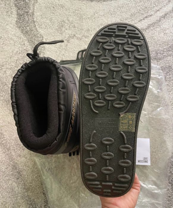 Moon Boots Love Moschino