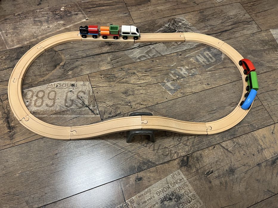 Дървени релси и влакче