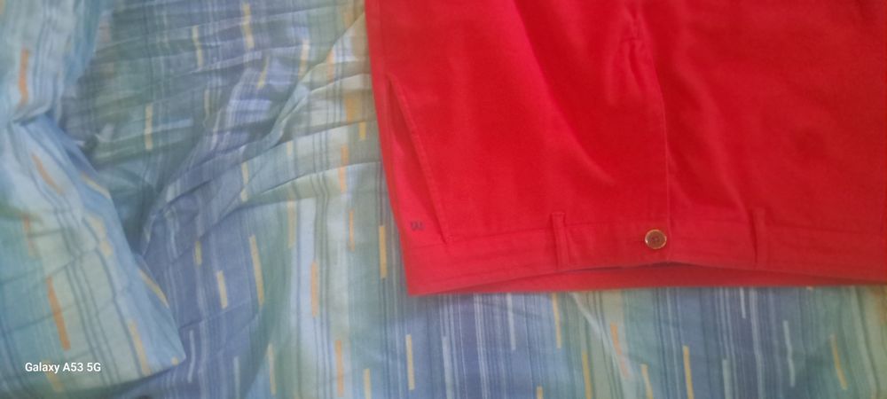 Червени къси панталонки много готини нови