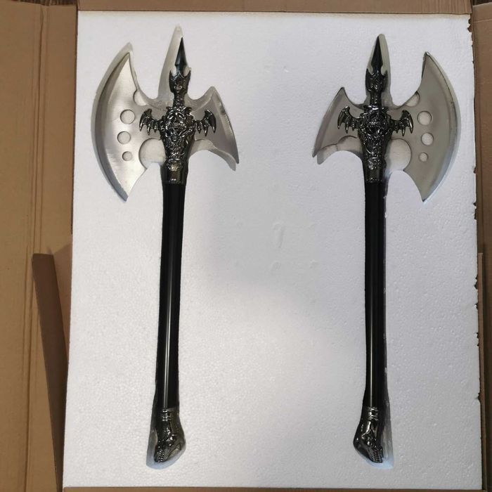 Два броя брадвички с поставка за стена и крепежни елементи