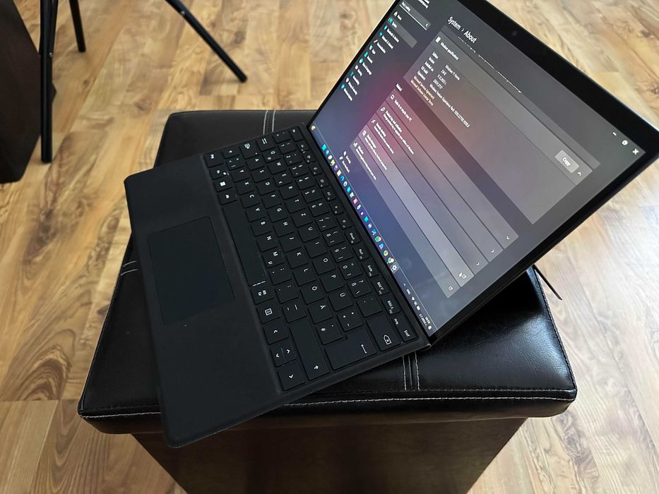 Microsoft Surface pro 9 - Счупен дисплей, но работи перфектно