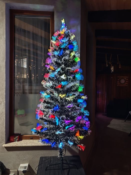 OFERTĂ! Brad 1.8m iluminat cu fibra optică.