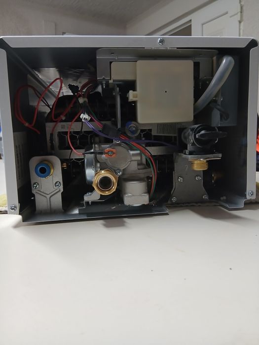 Vând instant pe gaz marca ARISTON