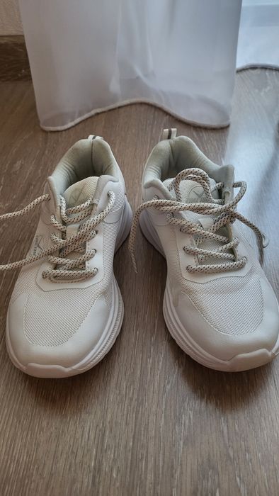 Кроссовки белые для физкультуры