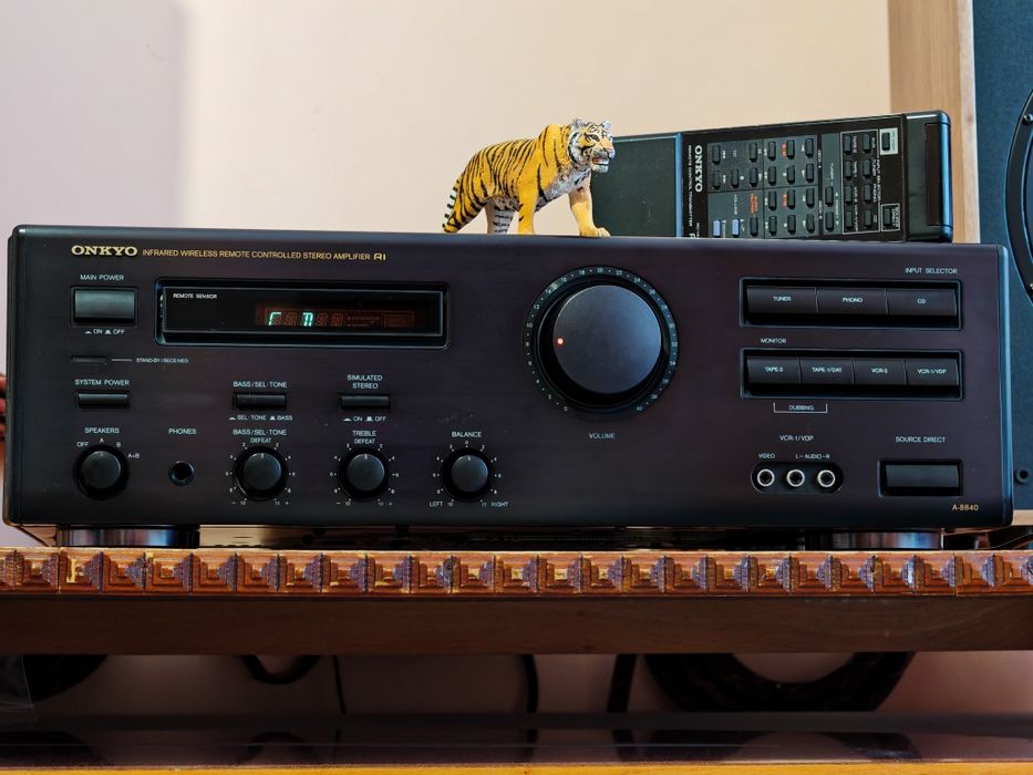 Onkyo A-8840. Amplif. de înaltă clasă. Telecomandă. Preț fix !