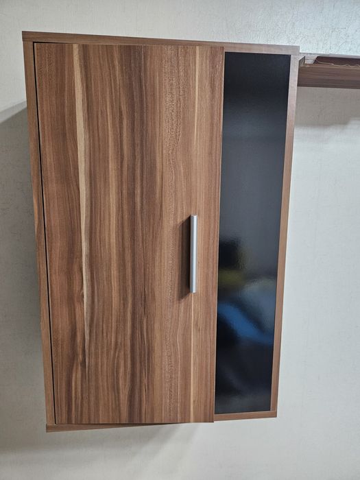 Продам два шкафа настенных