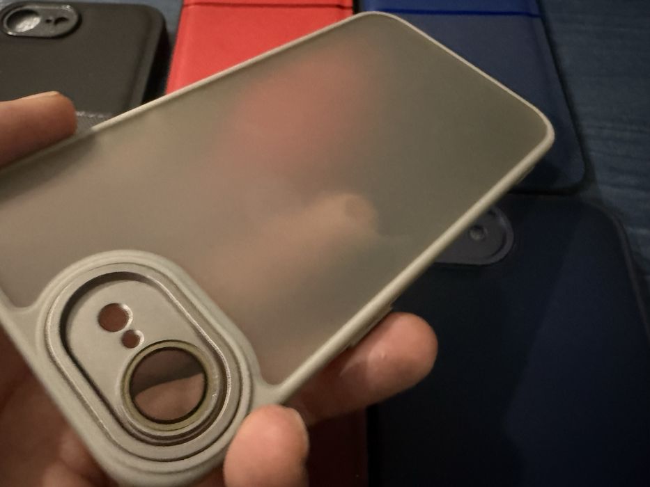 iPhone 16e различни гърбове