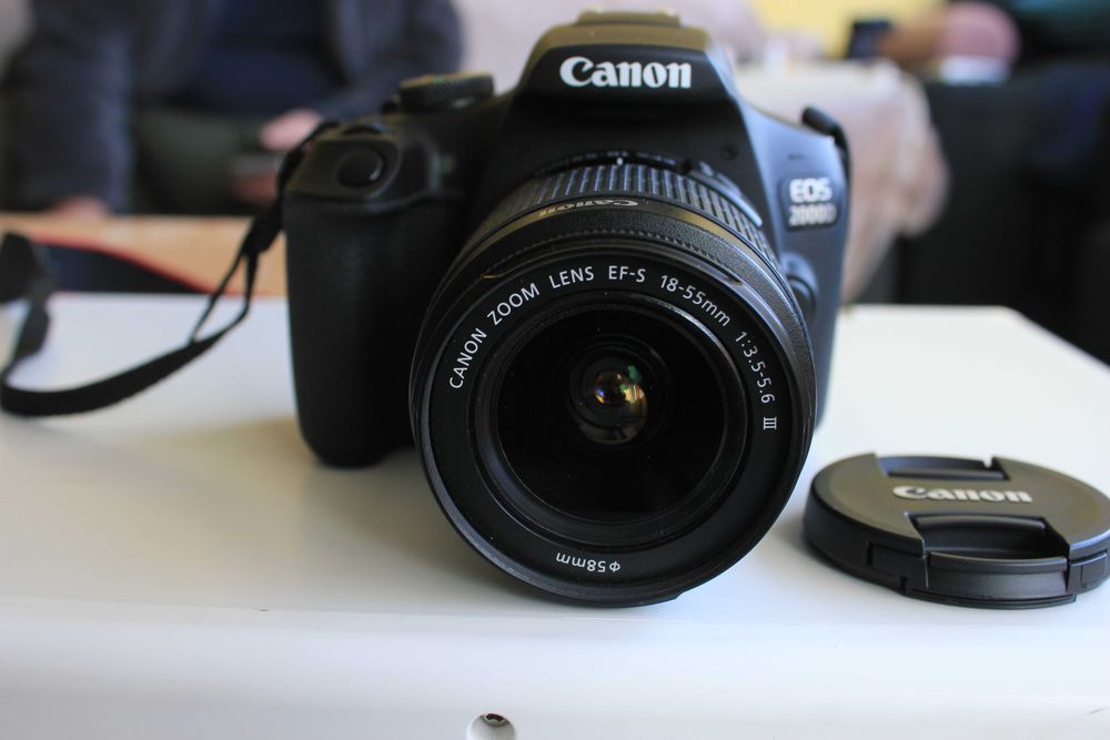Canon EOS 2000D + обектив Canon EF-S 18-55mm f/3.5-5.6 IS-Фотоапарат