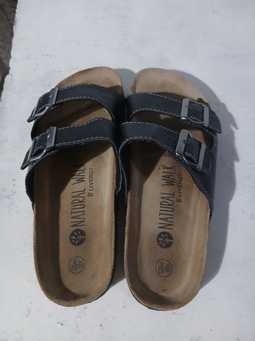 Vând papuci marime 42