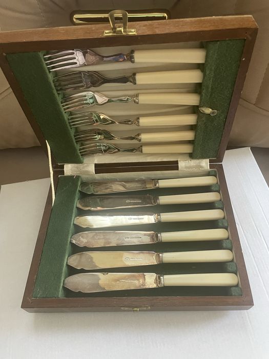 Set tacâmuri  6 persone  argintate